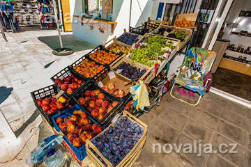 Sevid - občerstvení u pláže, Trogirská riviéra, Chorvatsko
