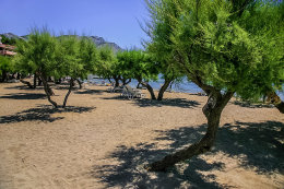 Písečné pláže v letovisku Omiš-Duče, Chorvatsko