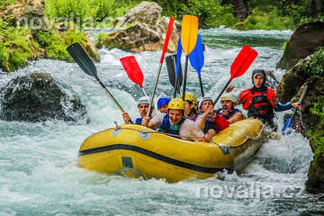 Rafting na řece Cetina poblíž Omiše, Chorvatsko