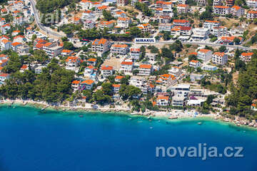 Staniči - letecký pohled, Omišská riviéra, Chorvatsko