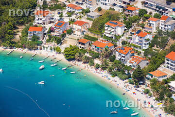 Staniči - letecký pohled na pláž Velika Luka, Omišská riviéra, Chorvatsko