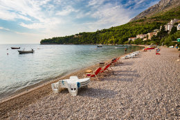 Staniči - oblázková pláž Velika Luka, Omišská riviéra, Chorvatsko