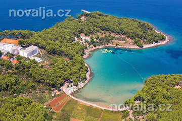 Jelsa - zátoka Mina s písečnou pláží - letecký pohled, ostrov Hvar, Chorvatsko