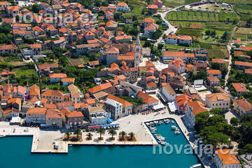 Jelsa - městské centrum - letecký pohled, ostrov Hvar, Chorvatsko