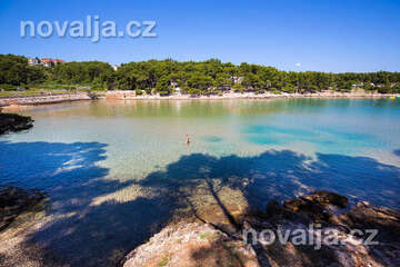 Jelsa - koupání v zátoce Mina, ostrov Hvar, Chorvatsko