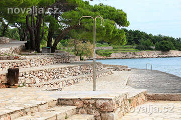 Jelsa - betonová pláž v zátoce Mina, ostrov Hvar, Chorvatsko