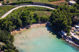 Jelsa - písečná pláž Velo Grebišće, ostrov Hvar, Chorvatsko