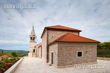 Jelsa (kostel Gospe od zdravlja), ostrov Hvar, Chorvatsko