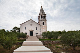Jelsa (kostel Gospe od zdravlja), ostrov Hvar, Chorvatsko