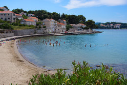 Lumbarda - písečná pláž Tatinja, ostrov Korčula, Chorvatsko