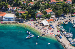 Lumbarda - oblázková pláž v centru Lumbardy, ostrov Korčula, Chorvatsko