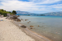 Lumbarda - písečná pláž Bilin Žal, ostrov Korčula, Chorvatsko