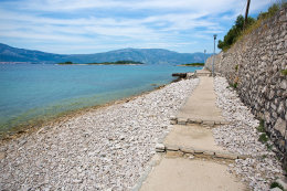 Lumbarda - stezka k písečné pláži Bilin Žal, ostrov Korčula, Chorvatsko