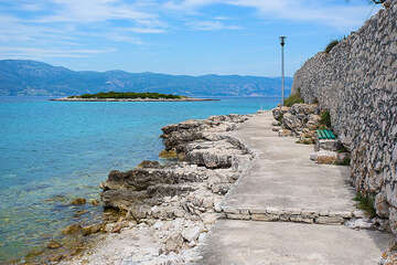 Lumbarda - stezka k písečné pláži Bilin Žal, ostrov Korčula, Chorvatsko