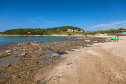 Lumbarda - písečná pláž Pržina, ostrov Korčula, Chorvatsko