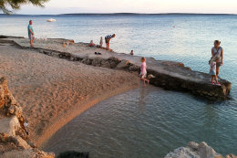 Apartmány Roza - oblázková pláž 30 m (od dolní budovy), 60 m (od horní budovy), Mandre, ostrov Pag, Chorvatsko