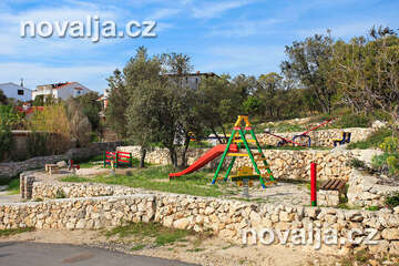 Mandre - dětské hřiště u pláže, ostrov Pag, Chorvatsko