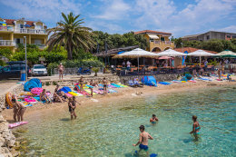 Mandre - pláž v centru, ostrov Pag, Chorvatsko