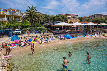 Mandre - pláž v centru, ostrov Pag, Chorvatsko