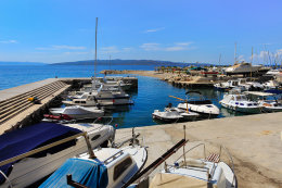 Krvavica - přístav, Makarská riviéra, Chorvatsko 