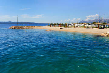 Pláž v letovisku Krvavica, Makarská riviéra, Chorvatsko