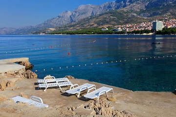 Letovisko Makarska - FKK pláž za majákem Sv. Petara, Makarská riviéra, Chorvatsko