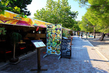 Letovisko Makarska - restaurace u pláže, Makarská riviéra, Chorvatsko