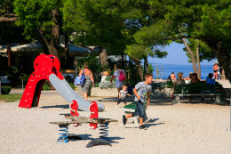 Letovisko Makarska - dětské hřiště u pláže, Makarská riviéra, Chorvatsko