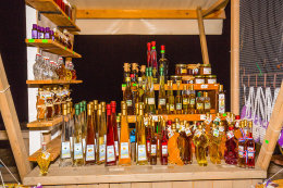 Podgora - stánek se suvenýry, Makarská riviéra, Chorvatsko