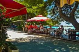 Drvenik - Gornja Vala, restaurace Plaža, Makarská riviéra, Chorvatsko