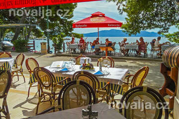 Drvenik - Gornja Vala, restaurace Plaža, Makarská riviéra, Chorvatsko