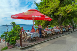 Drvenik - Gornja Vala, restaurace Plaža, Makarská riviéra, Chorvatsko