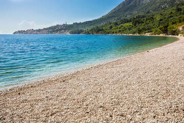 Živogošće - Porat - oblázková část v severní části letoviska, Makarská riviéra, Chorvatsko