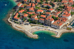 Postira - letecký pohled na pláž Rot, ostrov Brač, Chorvatsko