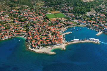 Postira - letecký pohled, ostrov Brač, Chorvatsko