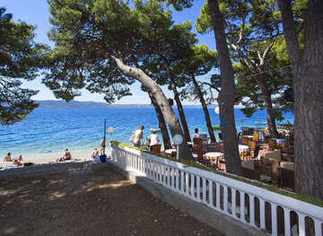 Živogošče - Mala Duba, kavárna u pláže, Chorvatsko