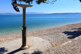 Živogošče Blato - sprcha na pláži, Makarská riviéra, Chorvatsko