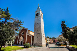 Novigrad - kostel Sv. Pelagia a Maxmiliána a zvonice, Istrie, Chorvatsko