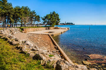 Novigrad - oblázková pláž, Istrie, Chorvatsko