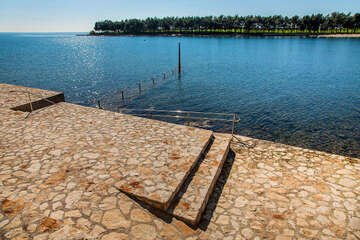 Novigrad - betonová pláž se sjezdem pro vozíčky, Istrie, Chorvatsko