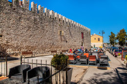 Novigrad - městské hradby, Istrie, Chorvatsko