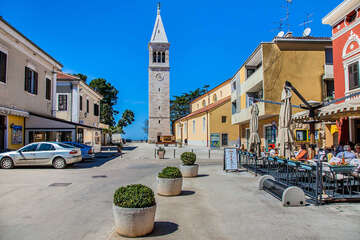 Novigrad - zvonice a náměstí, Istrie, Chorvatsko