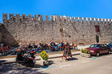 Novigrad - městské hradby, Istrie, Chorvatsko