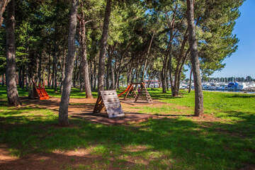 Novigrad - dětské hřiště u pláže, Istrie, Chorvatsko