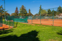 Novigrad - tenisové kurty, Istrie, Chorvatsko