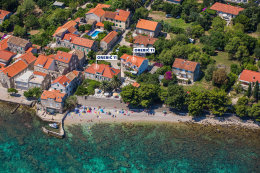 Orebič - apartmány, letecký pohled, poloostrov Pelješac, Chorvatsko