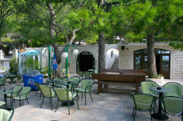 Brela-Jakiruša - kavárna u pláže, Makarská riviéra, Chorvatsko