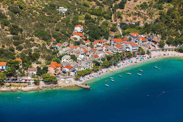 Bratuš - letecký pohled, Makarská riviéra, Chorvatsko