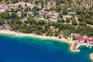 Bratuš - letecký pohled, Makarská riviéra, Chorvatsko