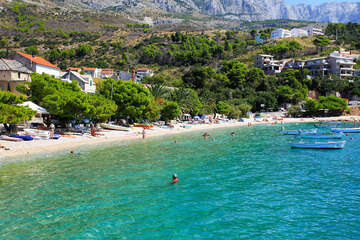 Pláže v letovisku Bratuš, Makarská riviéra, Chorvatsko